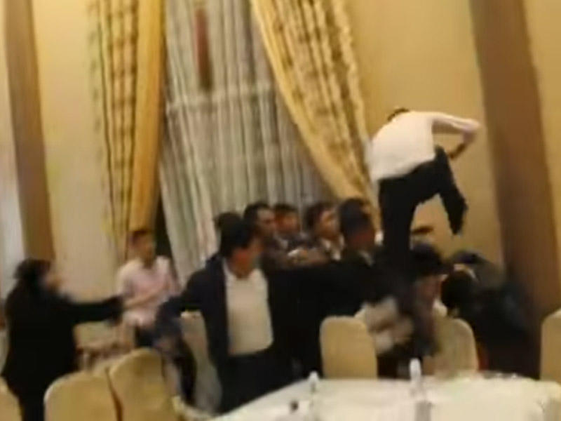 Toyda şok: tamada bəyi yumruqladı - VİDEO