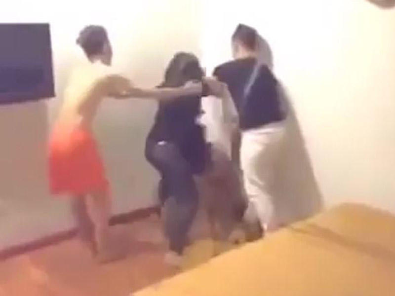 Ərini yataqda başqa qadınla tutdu, onu elə çırpdı ki... - VİDEO