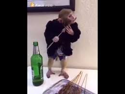 Meymun 2016-ci illə belə sağollaşır- VİDEO