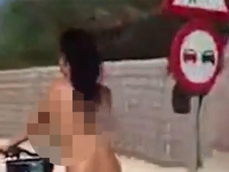 Velosiped sürən çılpaq qadın etdiyinə peşman oldu - VİDEO