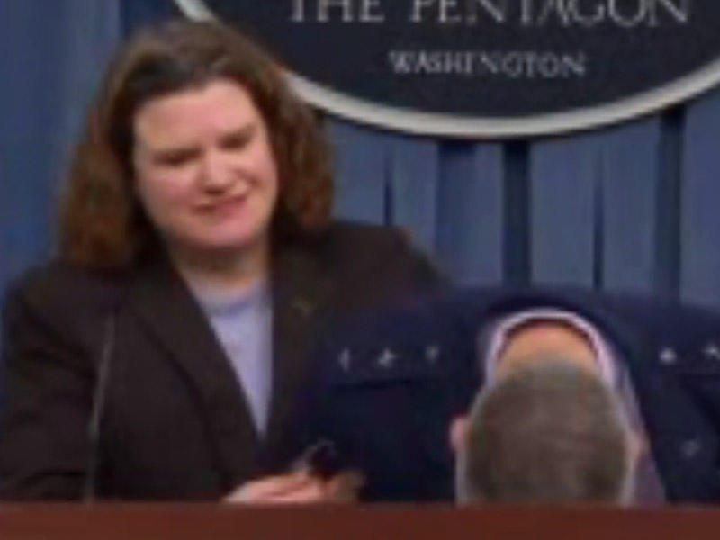 Amerikalı general huşunu itirib yıxıldı - VİDEO