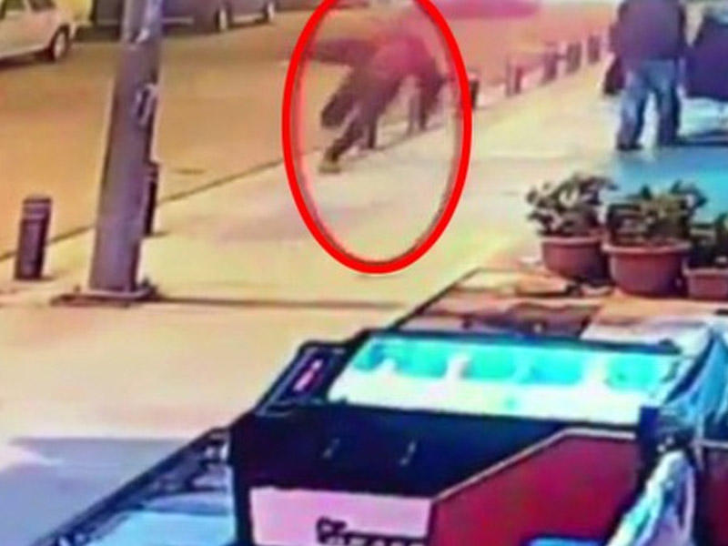 Şəhərin mərkəzində silahlı şəxs avtomobildən atəş açdı: ölən var - VİDEO