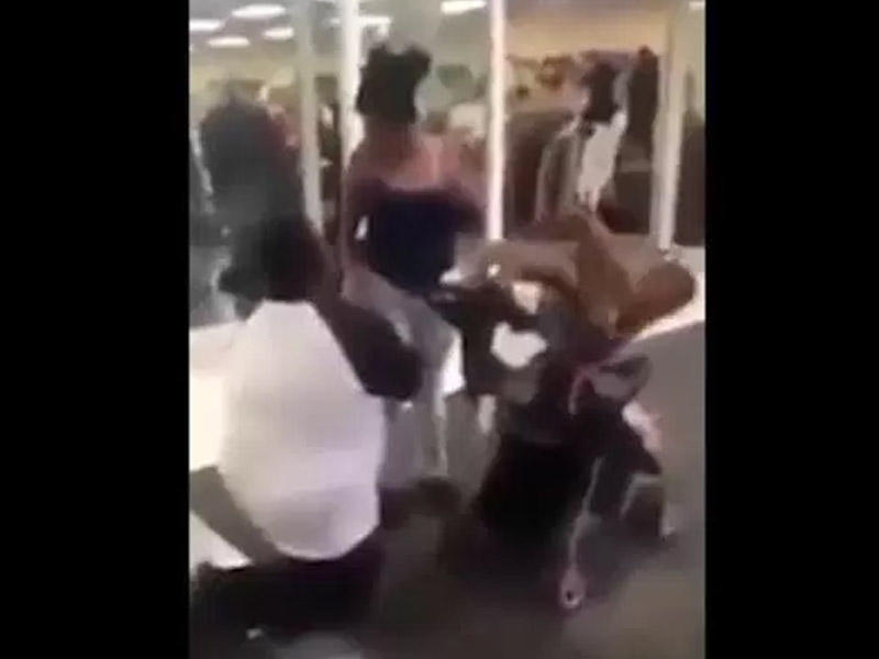 Qaş düzəldən yerdə göz çıxartdı - VİDEO