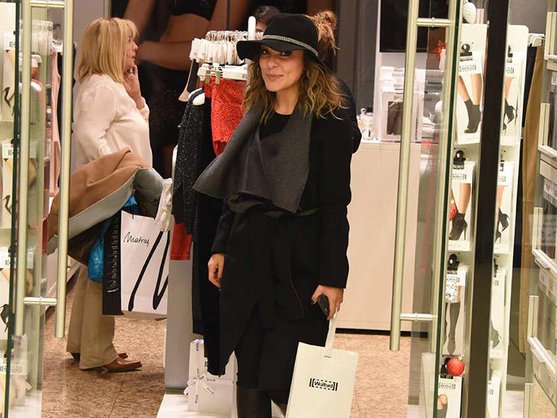 Müxbirlər alt paltarı seçən müğənnini utandırdılar - FOTOLAR