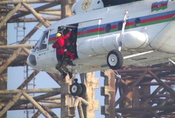 FHN helikopterlə iki balıqçını xilas edib