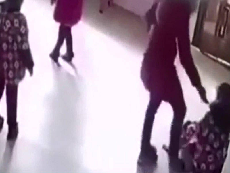 Müəllimin aşağı sinif şagirdlərini təpiklədiyi görüntülər yayıldı - VİDEO