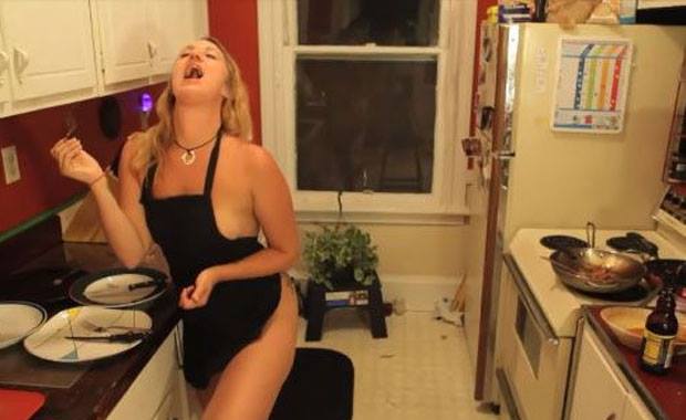 Çılpaq yemək bişirən qadının görüntüləri görənləri coşdurdu — VİDEO + FOTOLAR