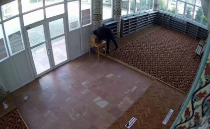 Məscidə dadanan oğrunun ÜRƏKBULANDIRAN HƏRƏKƏTİ - VİDEO