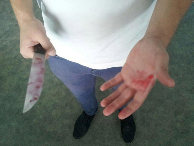 Arvadı ilə mübahisə etdi, özünü bıçaqladı