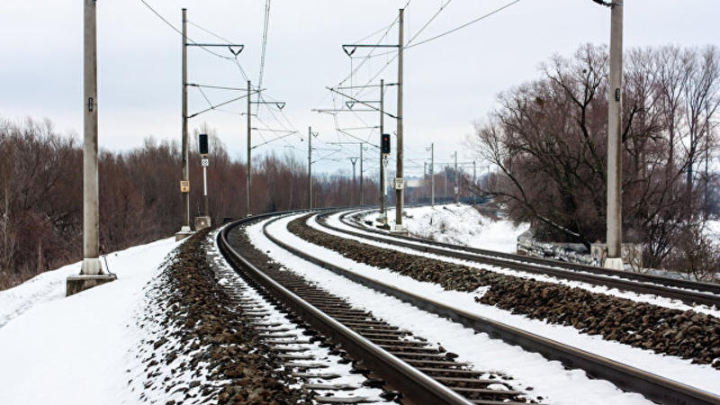 3 nəfərdən ibarət ailə qatarın altında qaldı - VİDEO