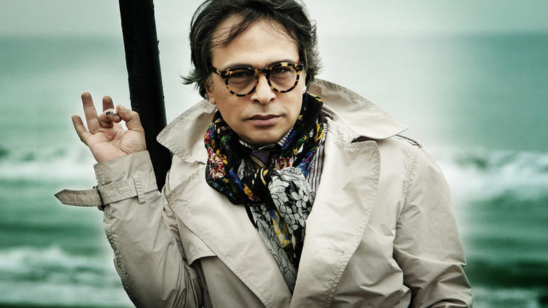 Türkiyəni təhqir edən məşhur modelyer vəhşicəsinə döyüldü - VİDEO