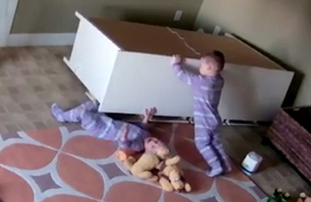 İki yaşlı əkiz qardaşını belə xilas etdi - Video