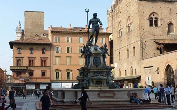 “Facebook” XVI əsrin heykəlinə aid fotoya senzura qoyub — FOTO