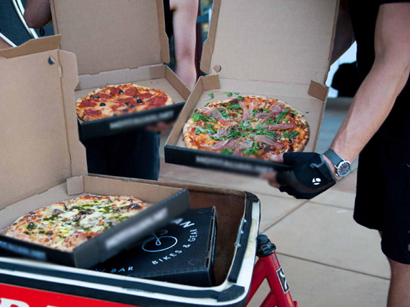 Məşhur aktyor dolanmaq üçün pizza satır - FOTO