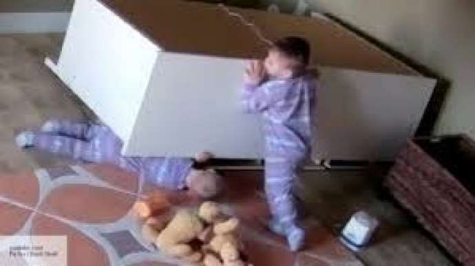 İkiyaşlı uşaq əkiz qardaşını belə xilas etdi - VİDEO