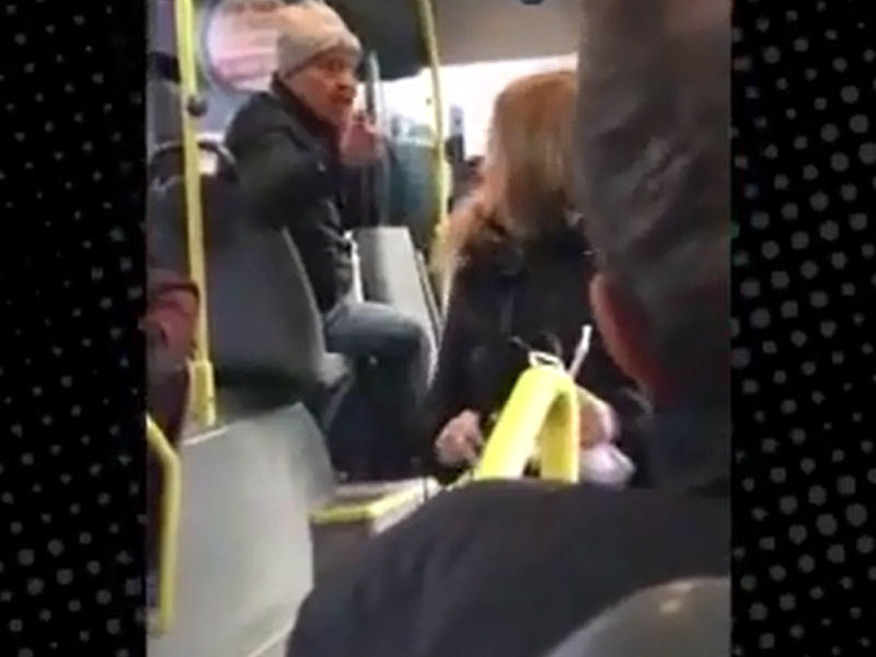 Avtobusda dava: qoca kişilər bir-birinə çətir atdılar - VİDEO