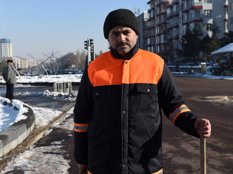 Yerdən 20 min pul tapdı, aparıb bələdiyyəyə verdi - FOTO