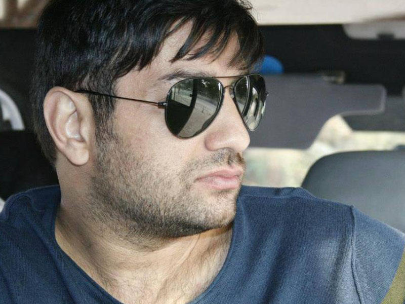 Kənan MM mini ətəkli xanıma: “Xanım, “zamok”unuz açıq qalıb…”