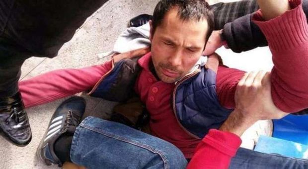 Türkiyədə terrorçuya bənzəyən şəxsi küçədə döydülər – VİDEO