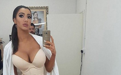 Model yarıçılpaq FOTOlarını yaydı