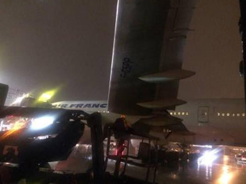 İki təyyarə toqquşdu