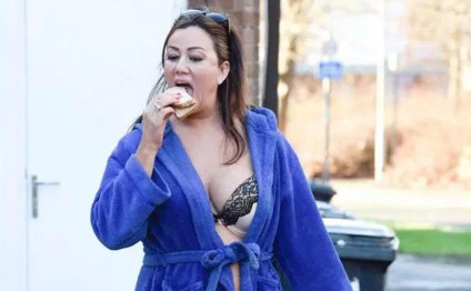 Küçəyə biabırçı geyimdə çıxdı, kameralara düşdü - FOTO