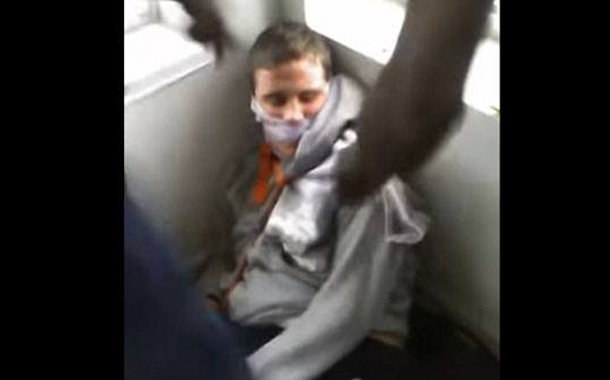 4 gənc qız birləşərək şikəst oğlanın başına oyun açdı — FOTO, VİDEO +18