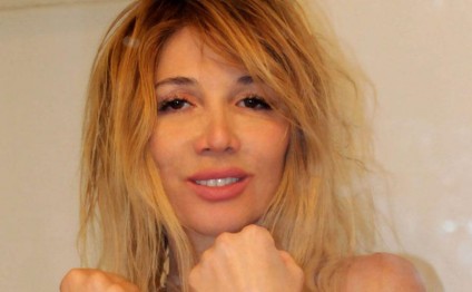 Məşhur müğənni Trampa çılpaq 