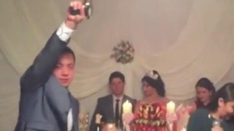 Toyda azərbaycanlı müğənnilərə silah çəkdilər - VİDEO