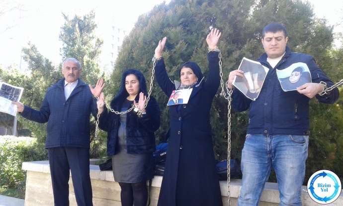 Qollarını zəncirləyən bir qrup vətəndaş Bakıda aksiya keçirdi - VİDEO