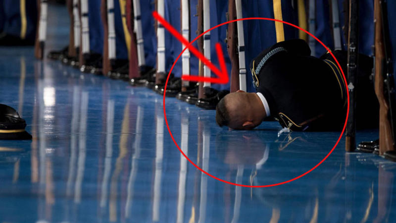 Obama ilə vida mərasimində əsgər huşunu itirdi - FOTO