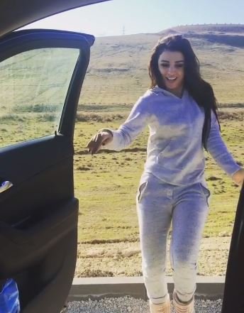 Azərbaycanlı rəqqasə rayon yolunda avtomobilini saxlayıb, küçə otasında oynadı - VİDEO