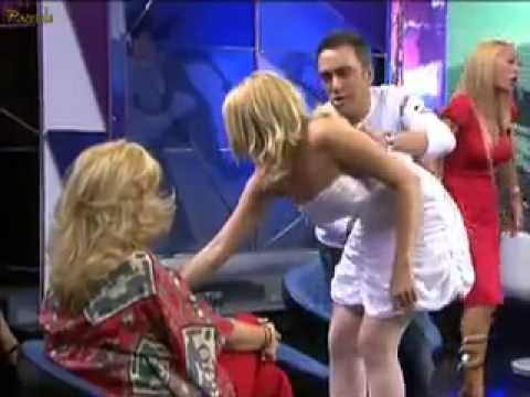 Canlı yayımda belə biyabır oldu-VİDEO