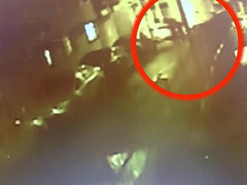 İçində cəsəd olan bükülünü apararkən görüntüləndilər - VİDEO