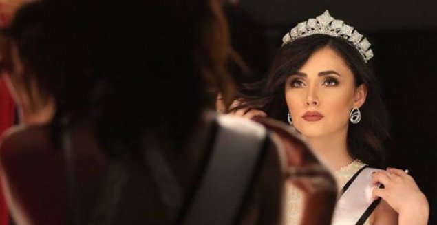 İranlı qız çimərlik paltarı ilə gözəllik müsabiqəsinə qatılır: Mollalar susur - FOTOLAR