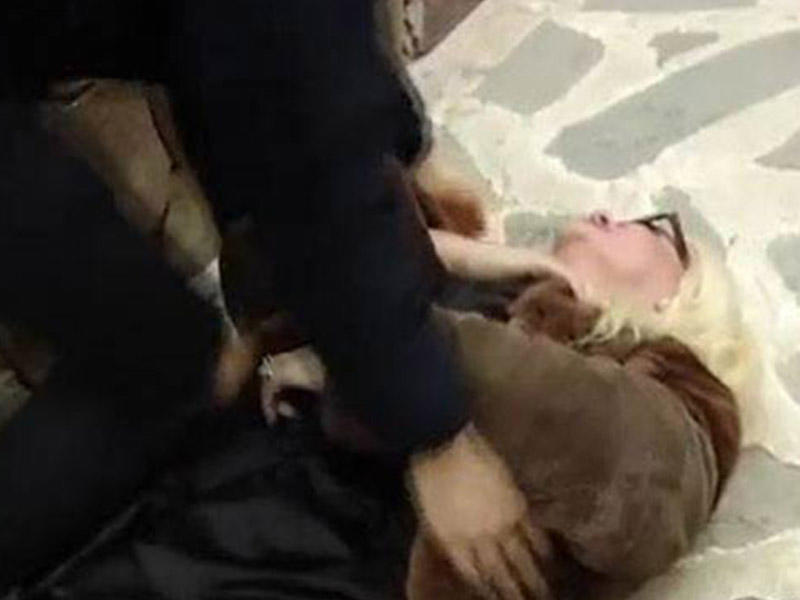 Aktrisanı zooparkda qorxutdular, huşu itdi - VİDEO 