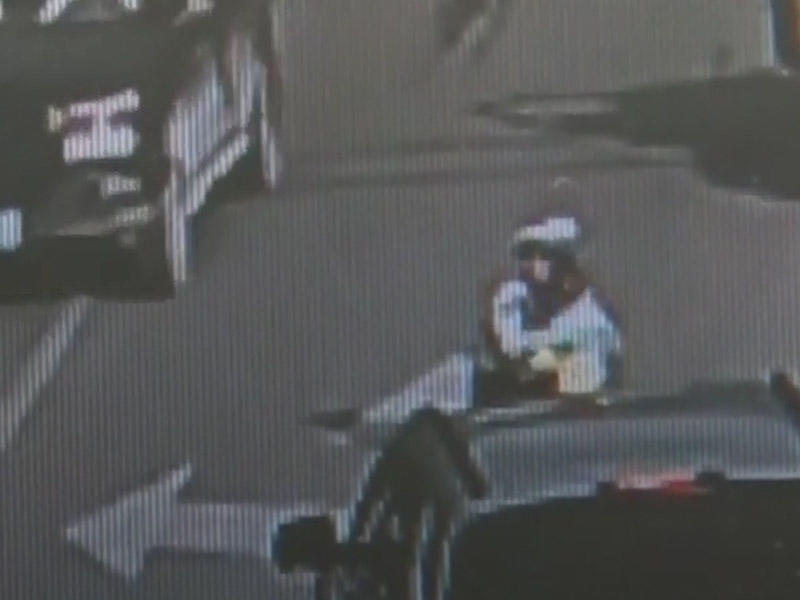 Polis uşağı ölümdən son anda xilas etdi - VİDEO