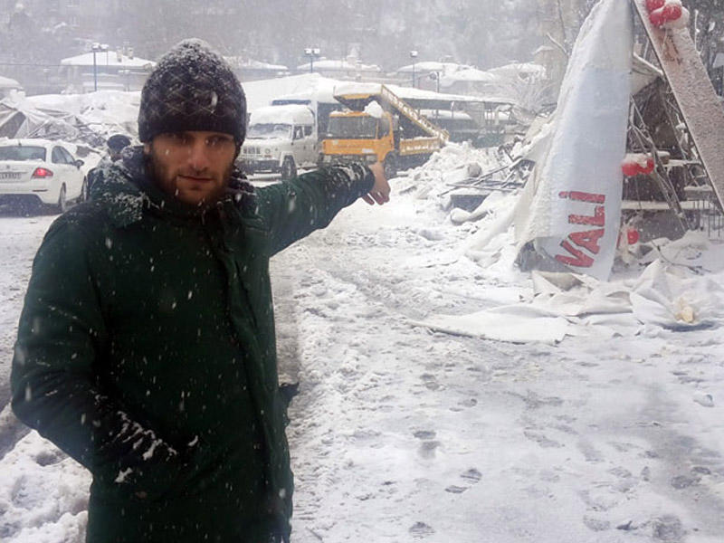 İstanbulda bazar çökdü: avtobuslar uçqunun altında qaldı - FOTO