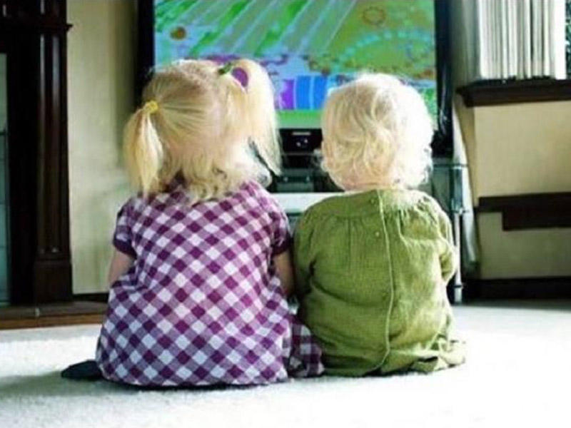 1 yaşlı körpə televizorun altında qalaraq can verdi