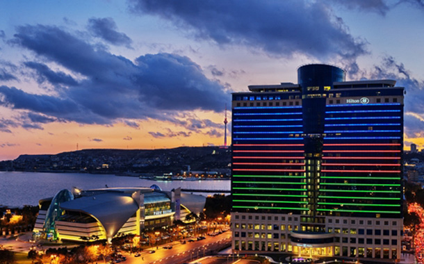 Azərbaycanda otellərə əli silahlı necə girmək olur?