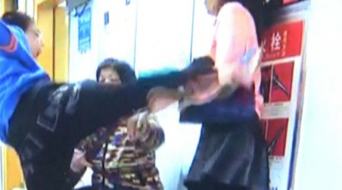 Rekordları alt-üst edən görüntü! Çində oğlan telefonla oynamağa icazə verməyən anasını təpikləyib