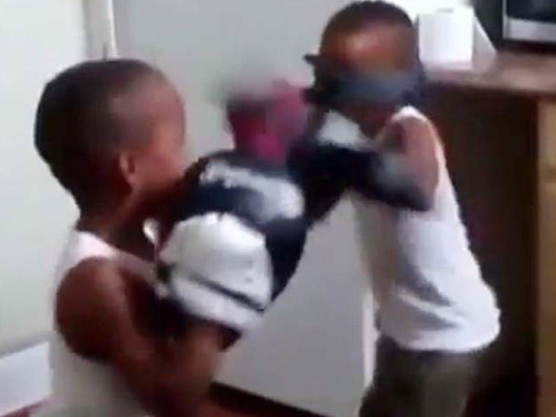 Uşağın yumruğu sosial şəbəkəni silkələdi - VİDEO