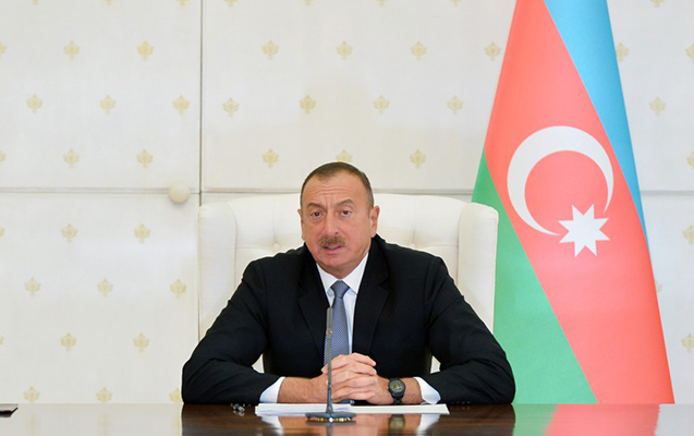 “İki uzunqulağın arpasını bölə bilməyən, bizə dərs öyrədir”