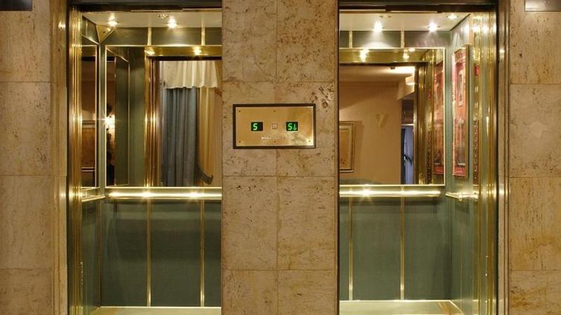 ŞOK! Liftlərə əslində niyə güzgü qoyulduğunu bilin!