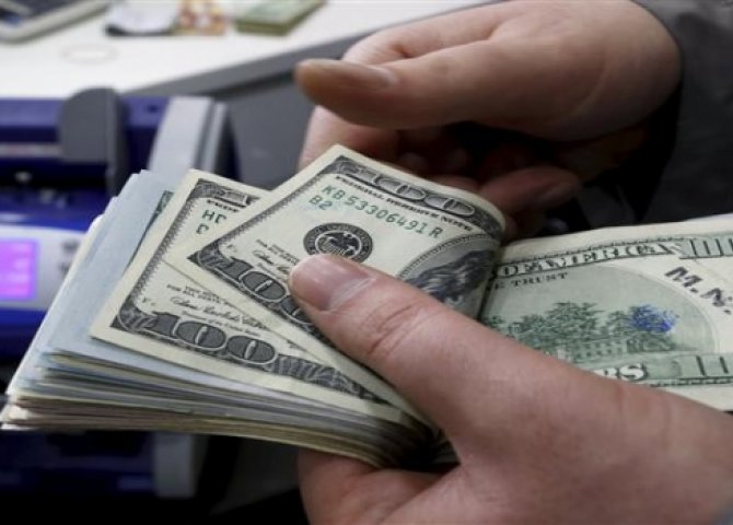 Azərbaycanda dollar 1.90 manat oldu