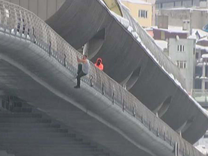 Körpüdən özünü dənizə atıb intihar etmək istədi, ölmədi, qaçdı - VİDEO -