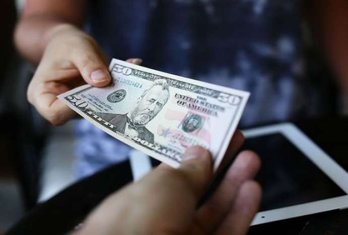 Banklar dolların alış qiymətini aşağı saldı - Siyahı