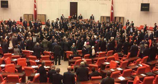 Türkiyə Parlamentində əlbəyaxa dava — FOTOLAR + VİDEO