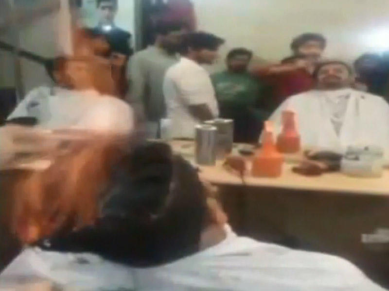 Çılğın bərbər müştərinin başını yandırdı - VİDEO