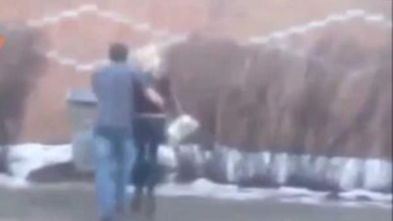 Gənc oğlan xəyanət etmiş sevgilisini zibil qutusuna tulladı - VİDEO